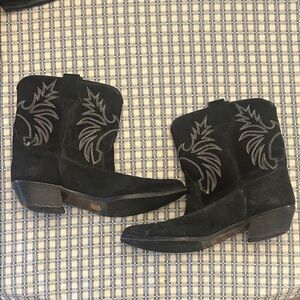 Women’s Vintage Suede Western Boots with Embroidered Design
